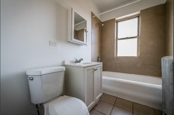 8001 S Ellis Ave Apartments Chicago Bathroom