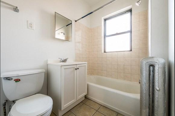 South Shore Apartments for rent in Chicago | 7110 S Ridgeland Ave Bathroom