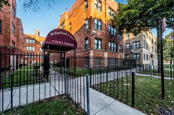South Shore Apartments for rent in Chicago | 7110 S Ridgeland Ave