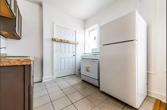 South Shore Apartments for rent in Chicago | 7110 S Ridgeland Ave Kitchen
