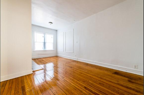 South Shore Apartments for rent in Chicago | 7110 S Ridgeland Ave Living Room