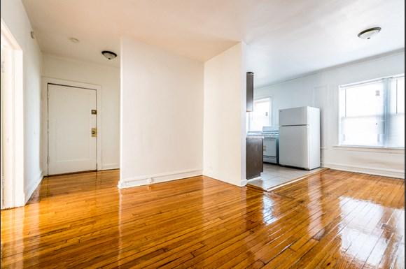 South Shore Apartments for rent in Chicago | 7110 S Ridgeland Ave Living Room