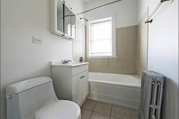 6356 S Francisco Ave Apartments Chicago Bathroom