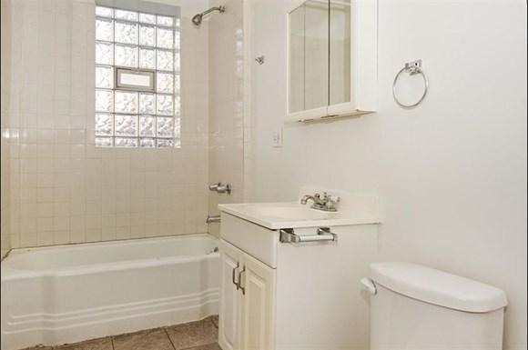 7657 S Morgan Apartments Chicago Bathroom