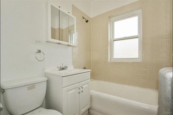 1742 E 72nd St Apartments Chicago Bathroom