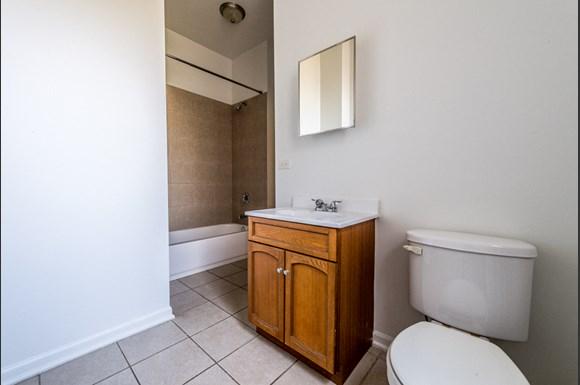 Auburn Gresham Chicago Apartments for Rent | 7755 S Sangamon Bathroom
