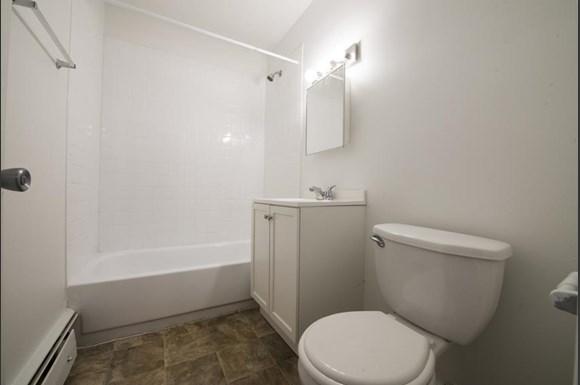 634 Sibley Blvd Apartments Chicago Bathroom