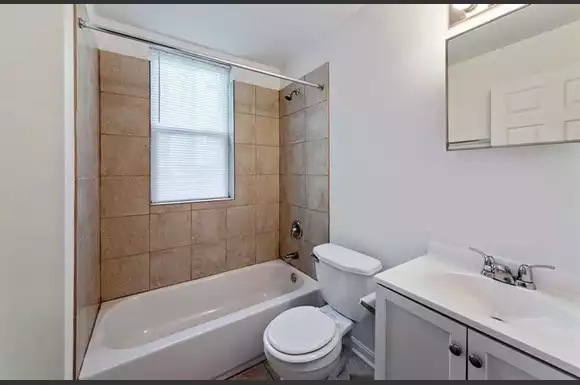 2210 Roslyn Ave Apartments Baltimore Bathroom
