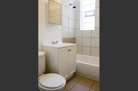 5101 W Monroe St Apartments Chicago Bathroom