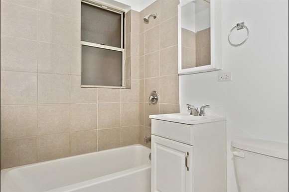 7915 S Hermitage Apartments Chicago Bathroom