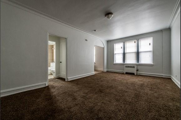 South Shore Apartments for rent in Chicago | 6751 S Jeffery Ave Living Room