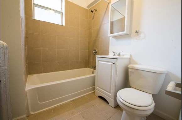 5504 S Wabash Ave Apartments Chicago Bathroom