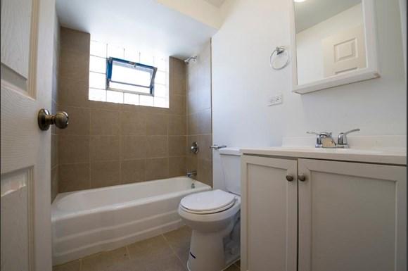 6618 S Wabash Ave Apartments Chicago Bathroom