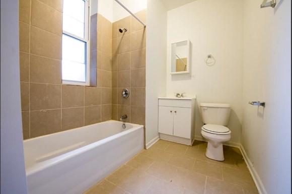 5901 S Michigan Ave Apartments Chicago Bathroom