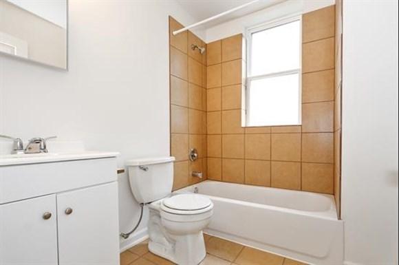 3405 Fairview Ave Apartments Baltimore Bathroom