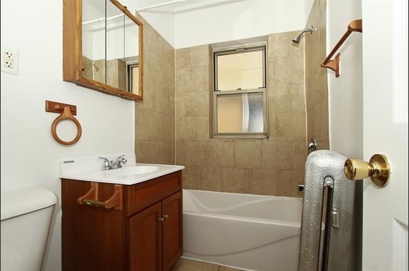 7800 S Michigan Ave Apartments Chicago Bathroom