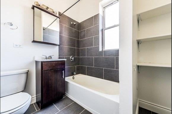 Kenwood Apartments in Chicago | 1030 E 47th St Bathroom