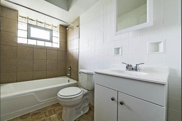 14015 S Tracy Ave Apartments Chicago Bathroom