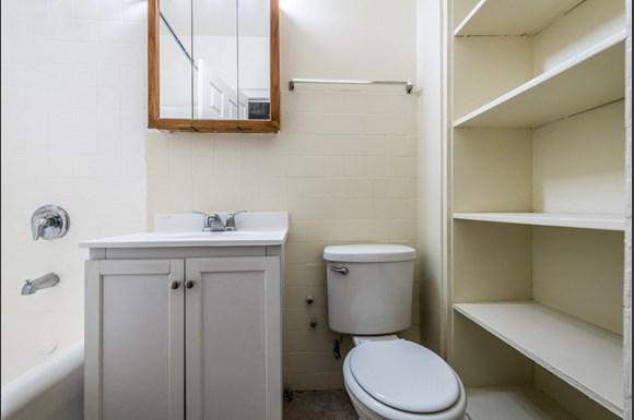 South Shore Apartments for rent in Chicago | 1931 E 71st St Bathroom