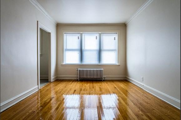 South Shore Apartments for rent in Chicago | 1931 E 71st St Living Room