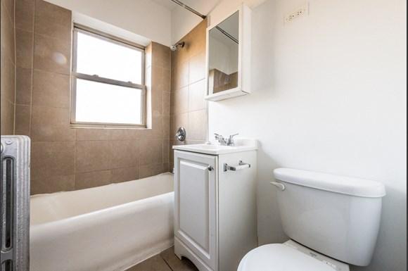 Chatham Apartments for rent in Chicago | 7939 S Dobson Ave Bathroom