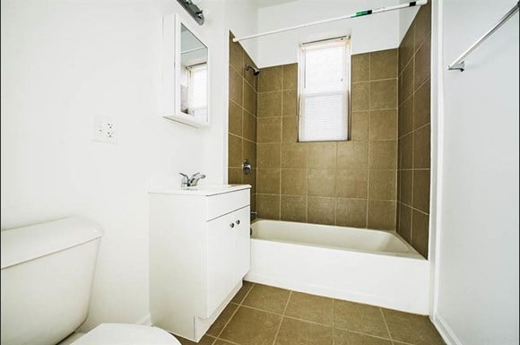 3560 W Cermak Rd Apartments Chicago Bathroom