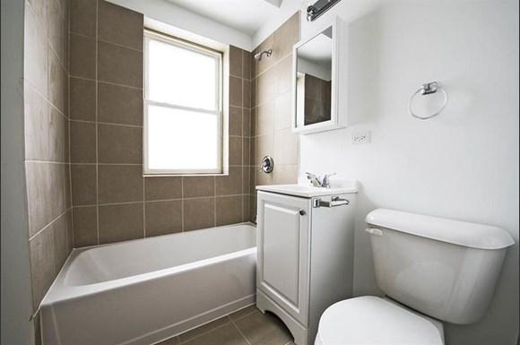 7254 S University Ave Apartments Chicago Bathroom