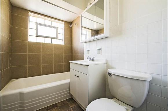 470 Gordon Ave Apartments Chicago Bathroom
