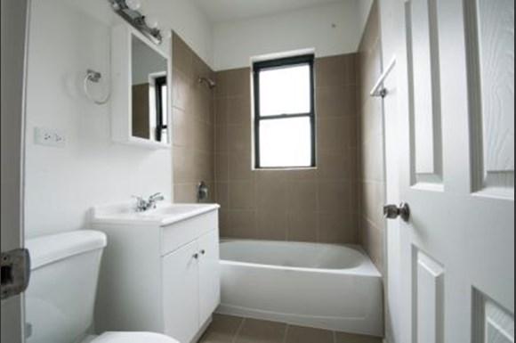 2207 E 75th St Apartments Chicago Bathroom
