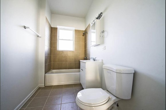 7120 S Wabash Ave Apartments Chicago Bathroom