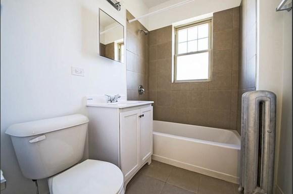 7800 S Morgan Apartments Chicago Bathroom
