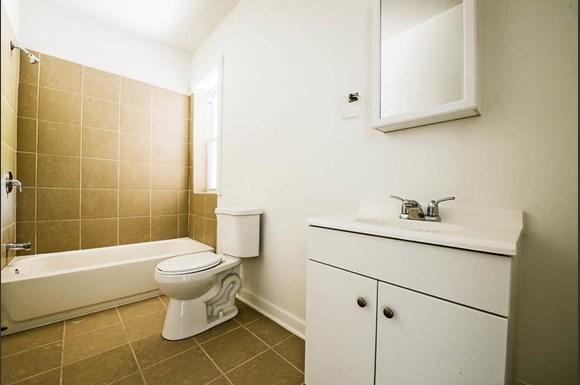 7135 S Blackstone Ave Apartments Chicago Bathroom
