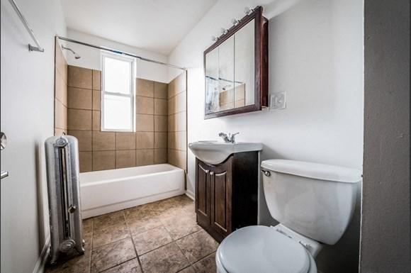 1501 E 68th St Apartments Chicago Bathroom
