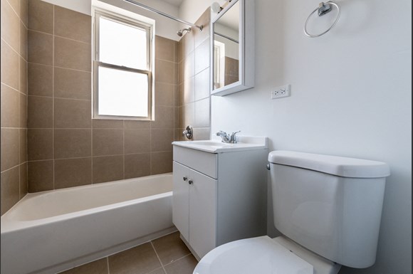 7846 S Saginaw Ave Apartments Chicago Bathroom