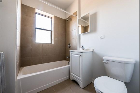330 N Pine Apartments Chicago Bathroom
