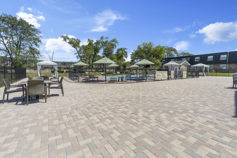 Photos and Video of Green Oaks Apartments in Palos Hills, IL