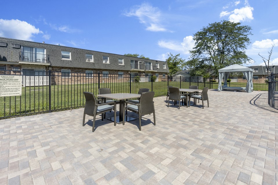 Photos and Video of Green Oaks Apartments in Palos Hills, IL
