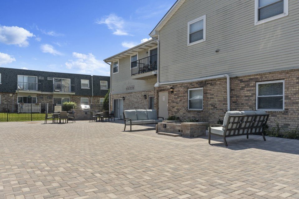 Photos and Video of Green Oaks Apartments in Palos Hills, IL