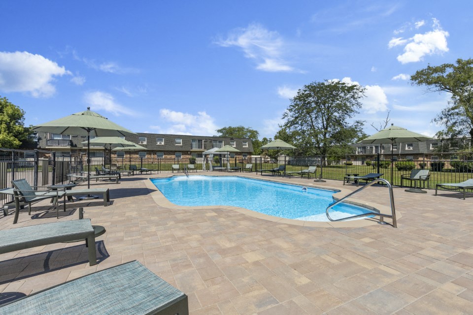 Photos and Video of Green Oaks Apartments in Palos Hills, IL