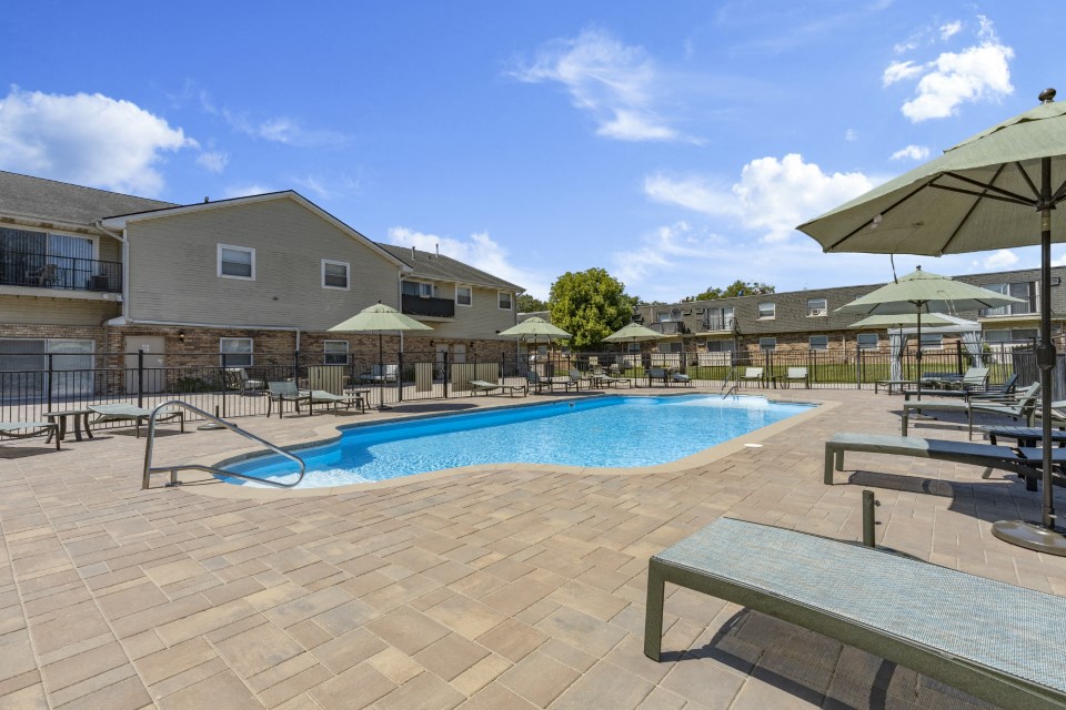 Photos and Video of Green Oaks Apartments in Palos Hills, IL