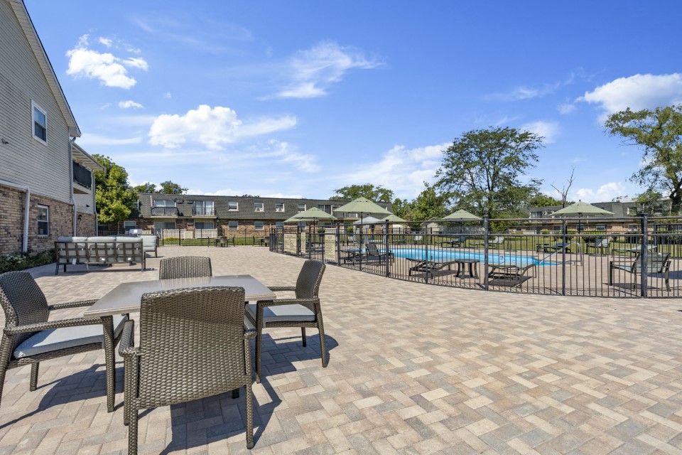 Photos and Video of Green Oaks Apartments in Palos Hills, IL