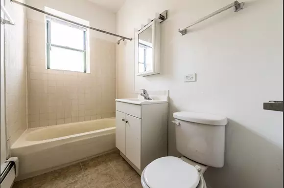 4653 W Jackson Blvd Apartments Chicago Bathroom