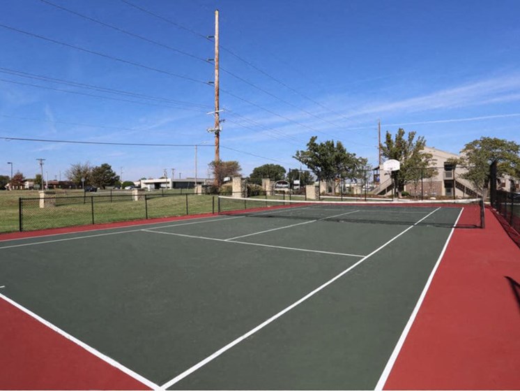 Wichita KS apartments with tennis court