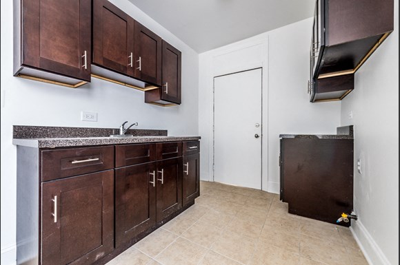 Auburn Gresham Chicago Apartments for Rent | 7812 S Emerald Kitchen