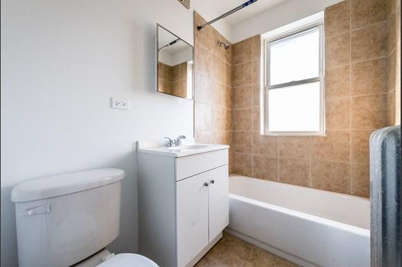 West Garfield Park Apartments for rent in Chicago | 400 S Kilbourn Bathroom