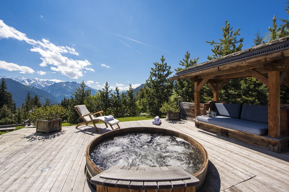 Hannah's Haven Gorgeous Outdoor Spa and Deck with Mountain Views