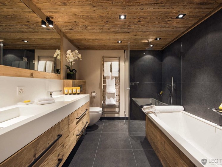 Hannah's Haven Full Modern Bathroom with Rain Shower