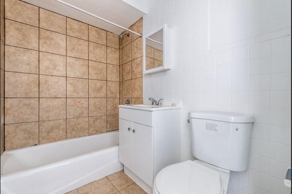 Calumet Park Apartments for Rent Bathroom | 1121 W 127th St