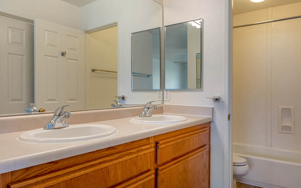 McCellan Corridor 1487 3x2.5 Bathroom