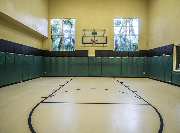 Vizcaya Lakes apartments basketball court in Boynton Beach, Florida